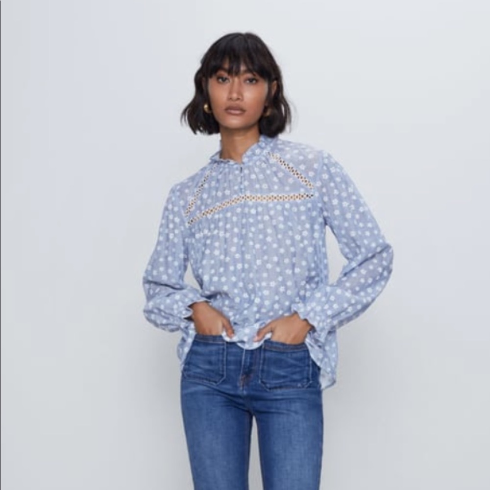 NWT Zara floral printed top - damaged button hole